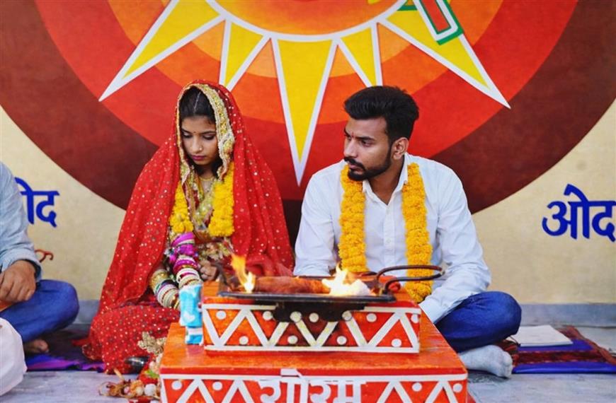  तीन शादियों का आरोप: पत्नी ने लगाई धोखाधड़ी की गुहार, पति ने दी अश्लील फोटो-वीडियो वायरल करने की धमकी